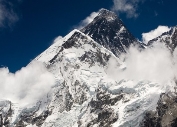 Эверест "подрос" почти на метр. Непал и Китай впервые провели точные  измерения горы - BBC News Русская служба